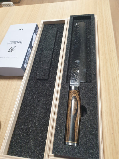 260025 - KAI Shun Premier Tim Mälzer Thikë Japoneze për Bukë, Gjatësi Tehu 23 cm, VG-MAX Core 61 HRC, 32 Shtresa Çelik Damasku, Dorezë Pakkawood, Prodhuar në Japoni