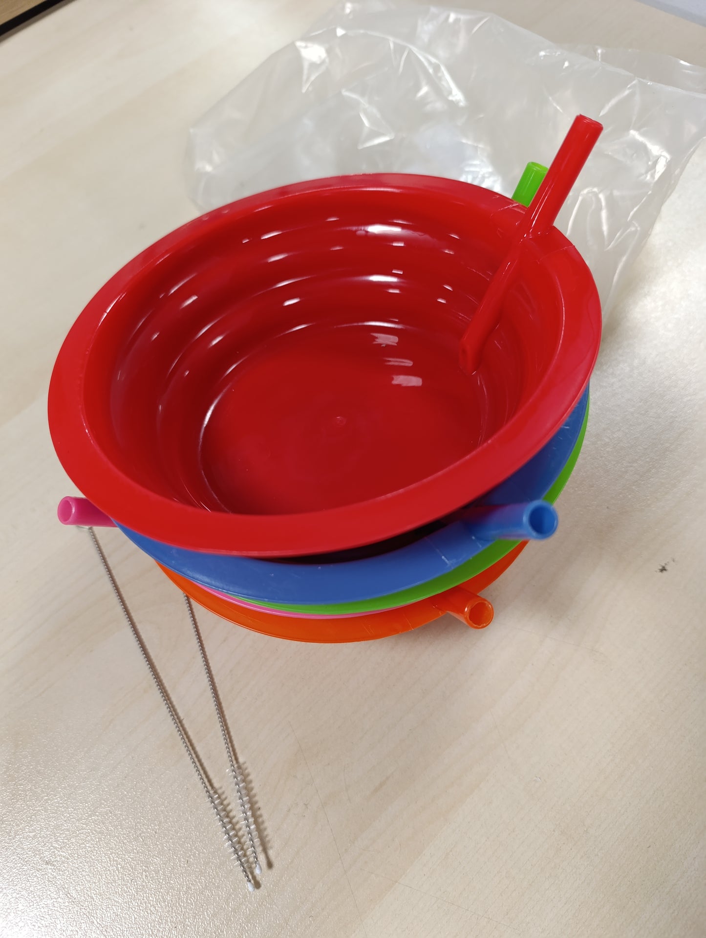 219647 - Tasa drithërash për fëmijë me pipa, 6 tasa supe 592 ml, plastikë pa BPA, të sigurta për lavastovilje dhe mikrovalë, 3 furça pastrimi