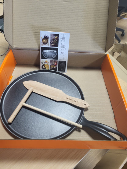 221041 - LE CREUSET Tigan i Vogël i Rrumbullakët për Krep, Gize e Vitrifikuar, Diametri 27 cm, E Zezë Mat