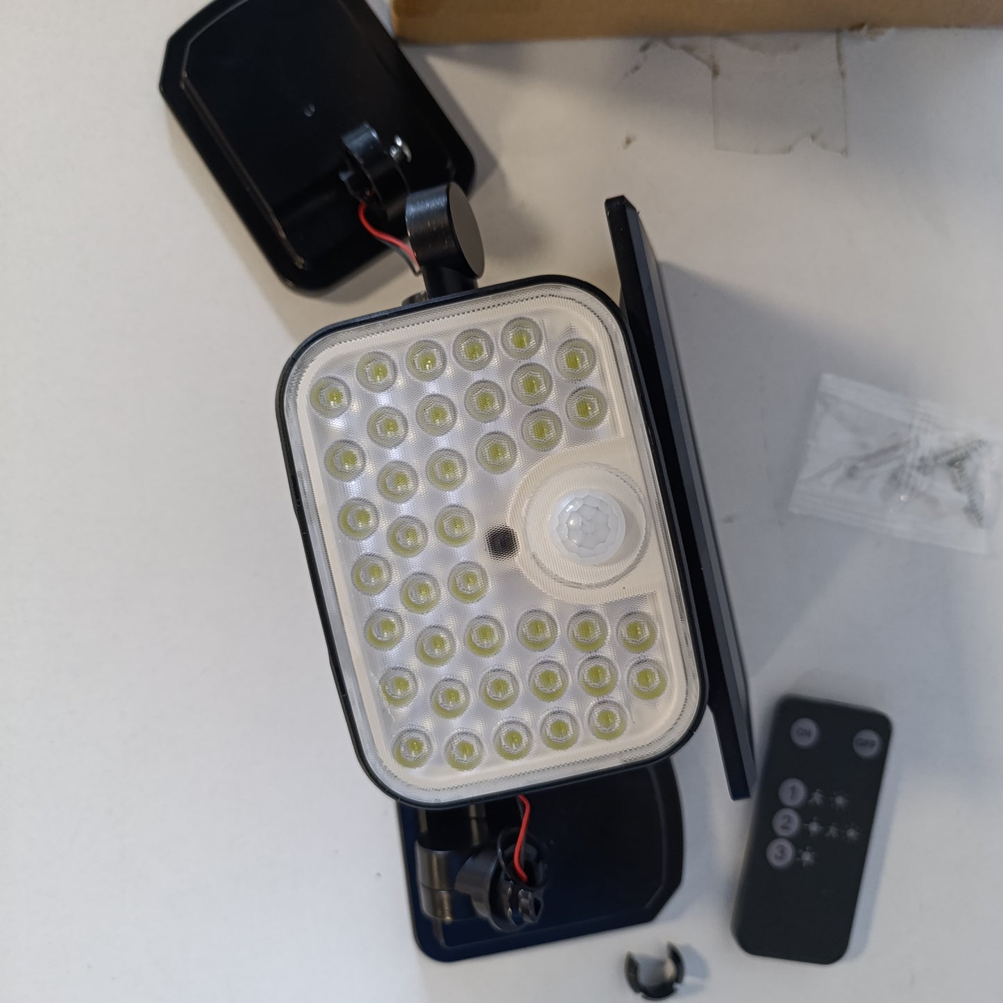 215551 - PEASUR Drita Diellore për Përdorim të Jashtëm me Sensor Lëvizjeje, 1 copë Dritë LED e Jashtme me Telekomandë, 3 Mënyra, IP65 Rezistente ndaj Ujit, Drita Diellore të Rrotullueshme 270°, 3 Koka për Kopsht, Ballkon, Verandë, Garazh