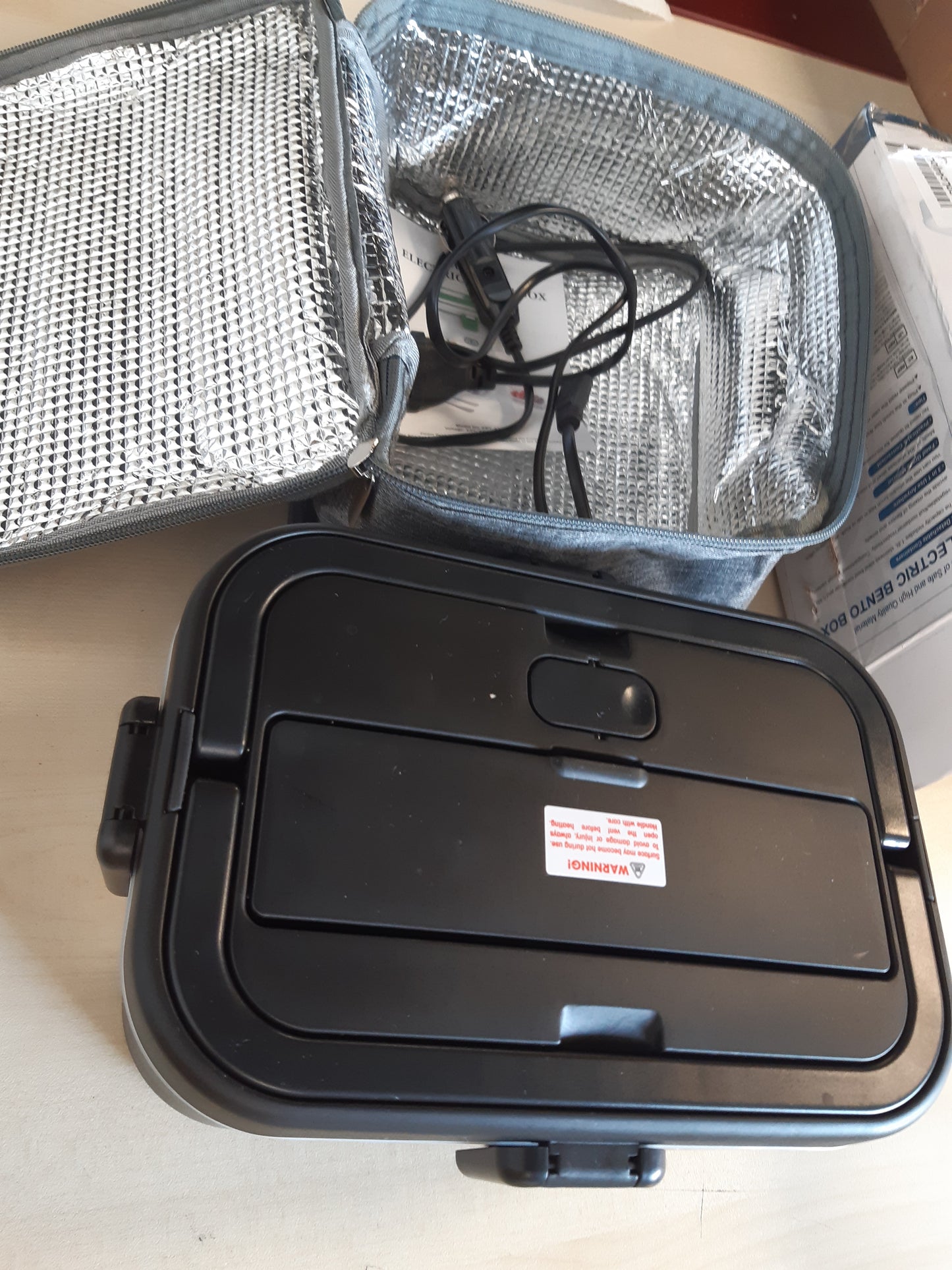 183813 - AUTOPKIO Kutia Elektrike për Dreka 1.8L 80W, Ngrohëse me Kapacitet të Madh për Ushqim, 12V 24V 220V, me Xhep, Pirun dhe Lugë nga Çeliku Inoks, e përshtatshme për Makinë, Kamion, Zyrë - Ngjyra e Zezë