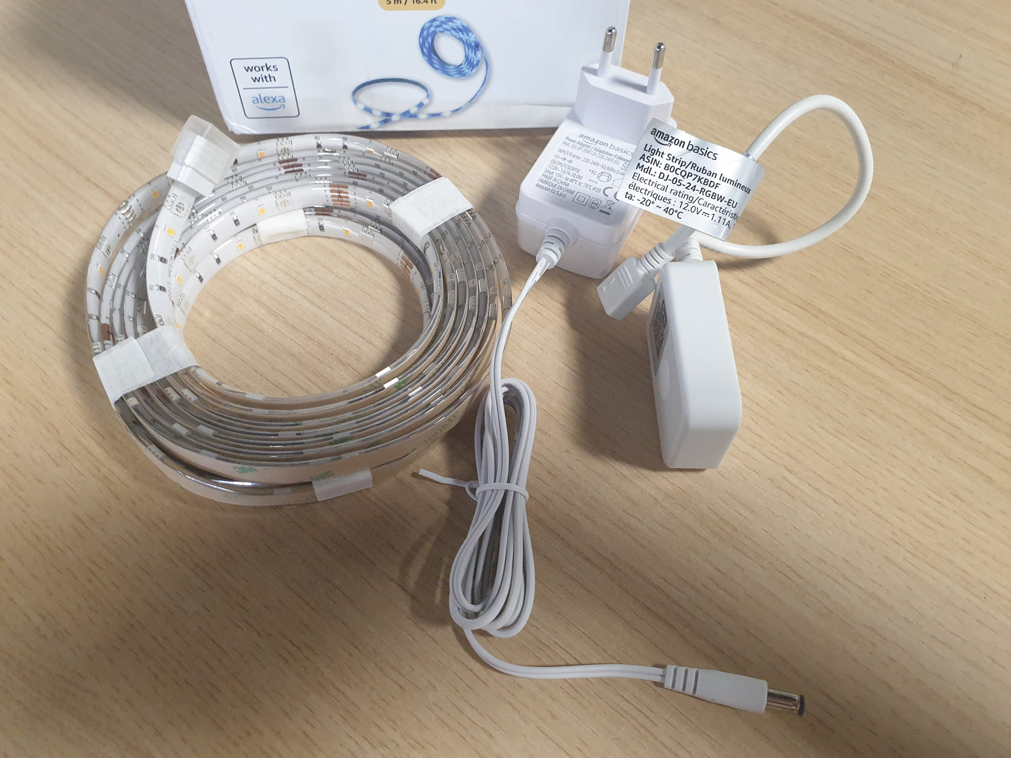 214519 - AMAZON BASICS Shirit ndriçimi inteligjent LED 5m, RGBW, funksionon vetëm me Alexa