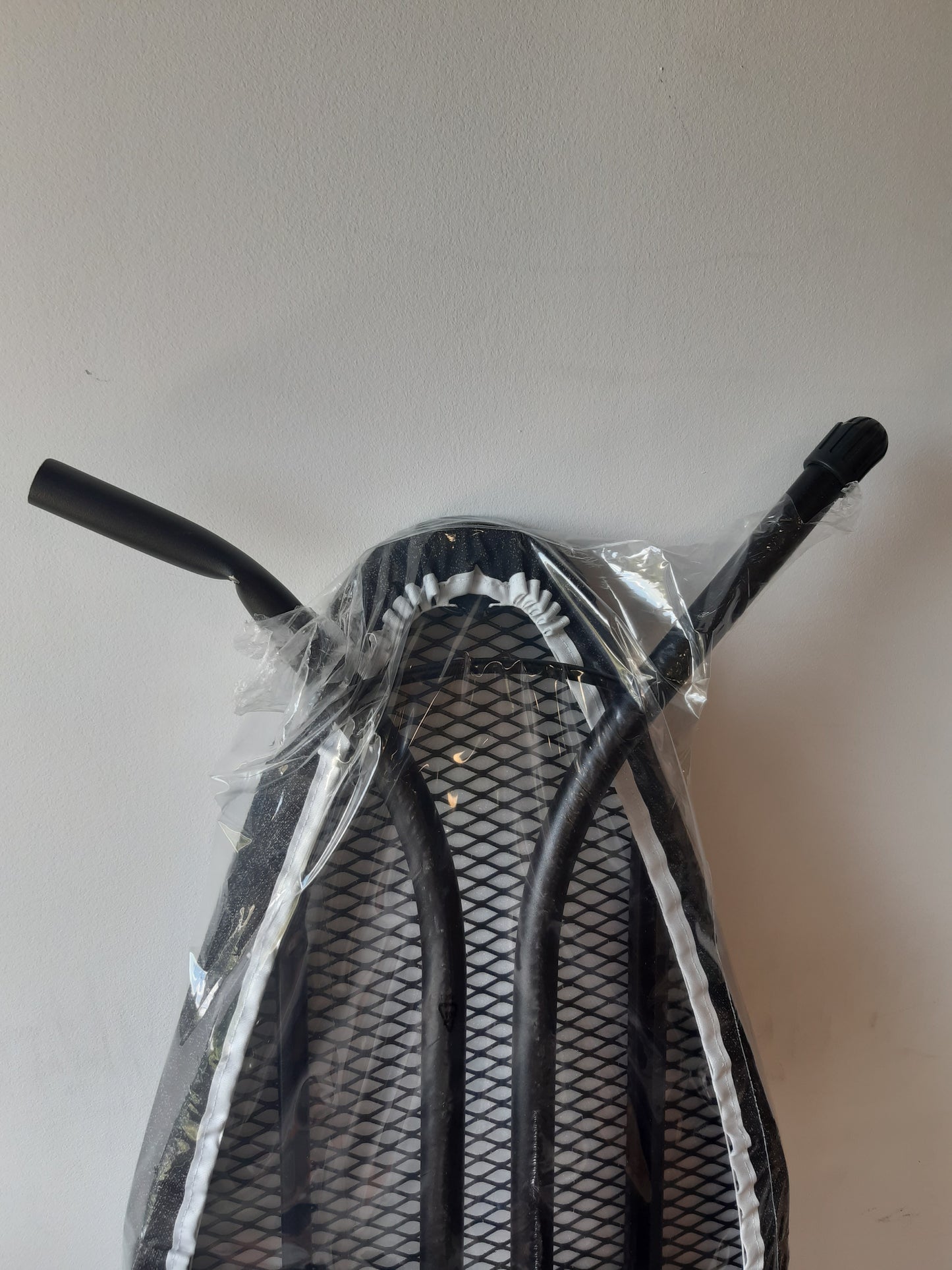 255058 - BRABANTIA Dërrasë hekurosjeje Madhësia B, për hekur me gjenerator avulli, kornizë metalike shumë e madhe, jo-rrëshqitëse, xhins e zezë, 124 x 38 cm