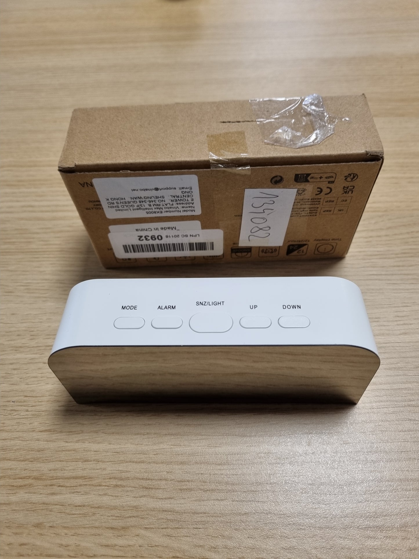 134082 - VINABO Orë Dixhitale me Zile, 2 Nivele Ndriçimi, 12/24 Orë, e Pajisur me 2 Porta USB për Karikim, Orë Dekorative Për Tavolinë Në Shtëpi ose Dhomë Gjumi