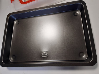 251622 - DR. OETKER Tepsi Pjekjeje me Mbulesë Transporti Bake & Go – 3 në 1: Tepsi Furre për Pjekje, Ruajtje dhe Transportim – Jo-Ngjitëse, 42x29x4 cm