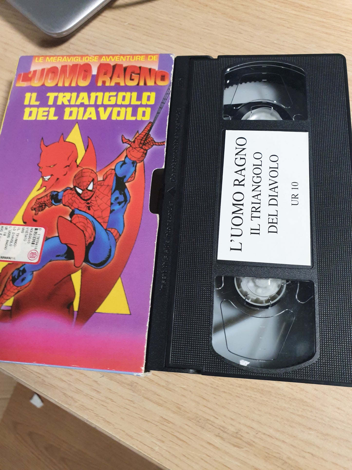 141970 - Kasetë video VHS (karton, sc.24) – Njeriu Merimangë – Nr. 1: Kthimi i Kingpin – Botimet Multivision.