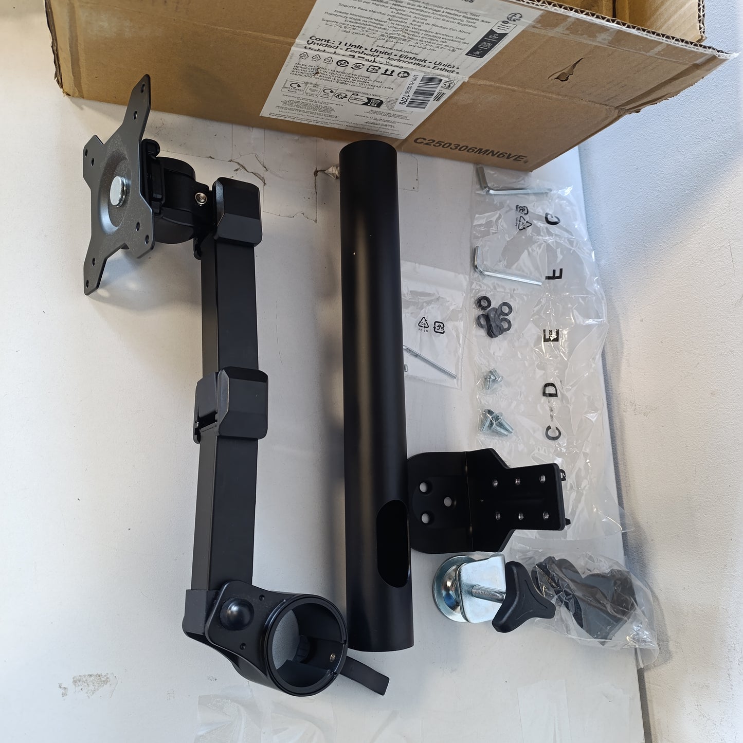 266675 - AMAZON BASICS Krah monitori me montim të thjeshtë, lartësi e rregullueshme, çelik, ngjyra e zezë