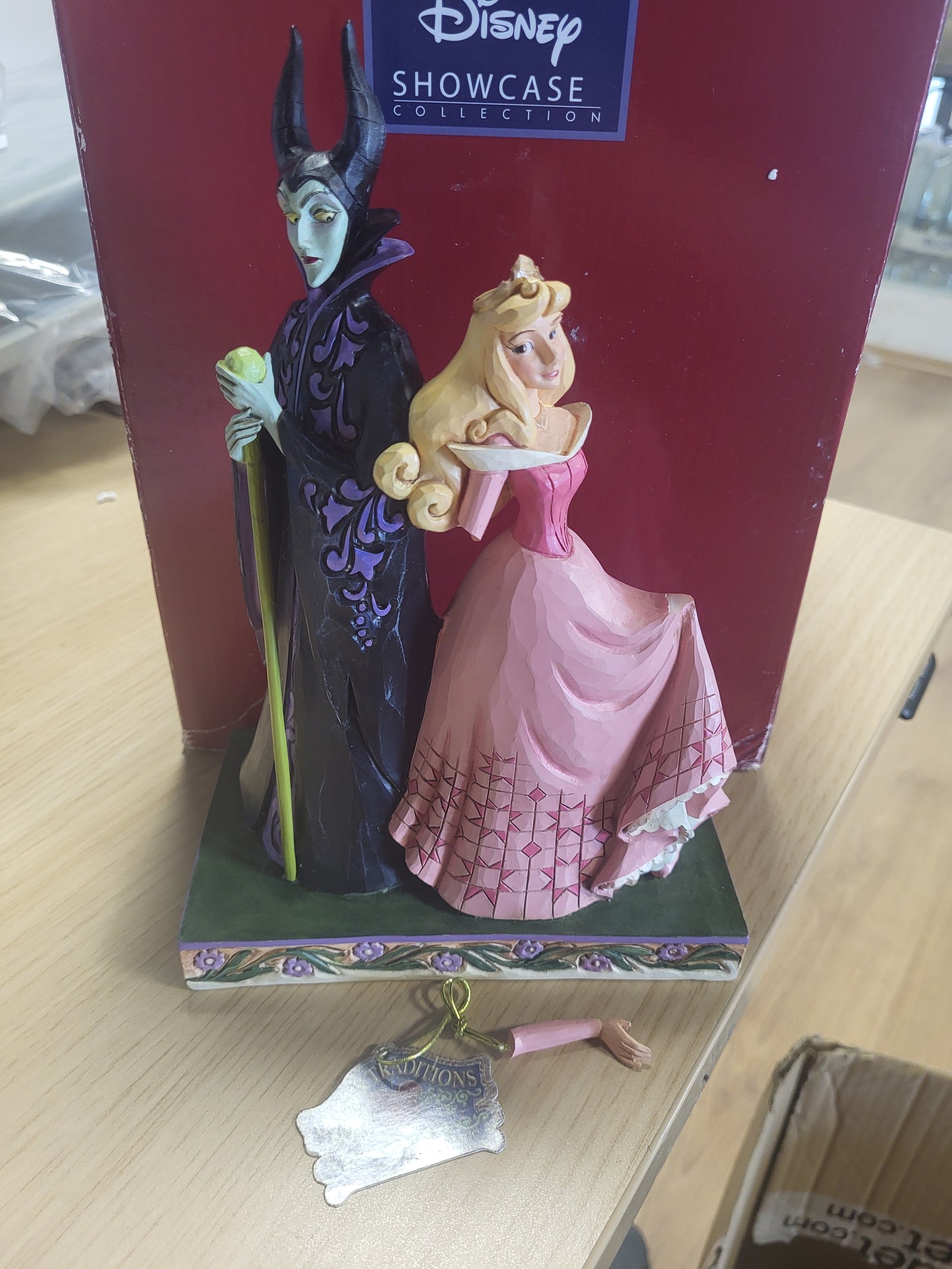 255114 - JIM SHORE AURORA DHE MALEFICENT DISNEY TRADITS, SLEEPING BEAUTY, 8,750