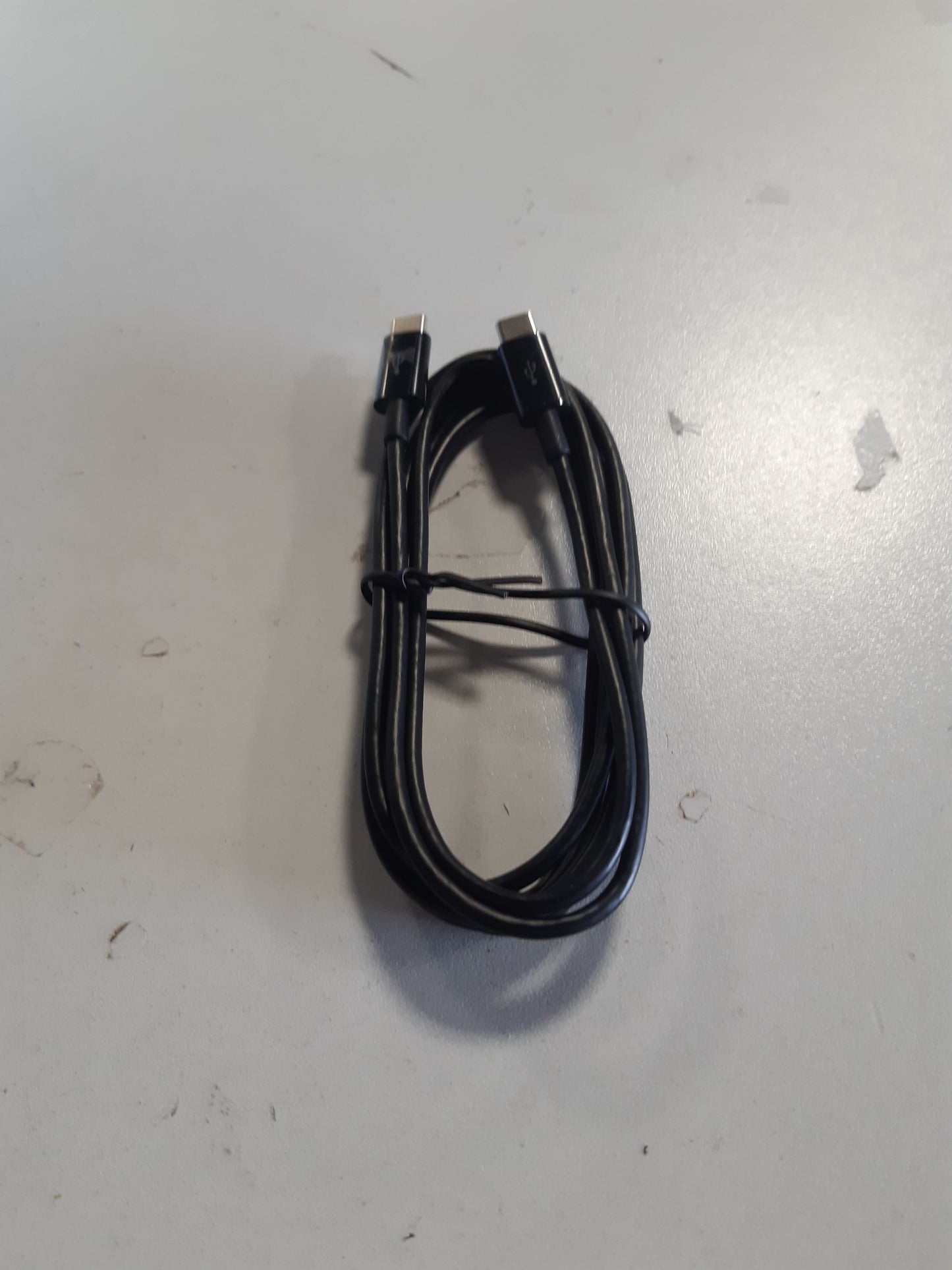 269485 - AMAZON BASICS Kabllo karikimi të shpejtë USB-C në USB-C 2.0, shpejtësi transferimi 480 Mbps, i çertifikuar USB-IF, për Apple iPhone 16/15, iPad, Samsung Galaxy, tableta, laptopë, 1.8 m, i zi