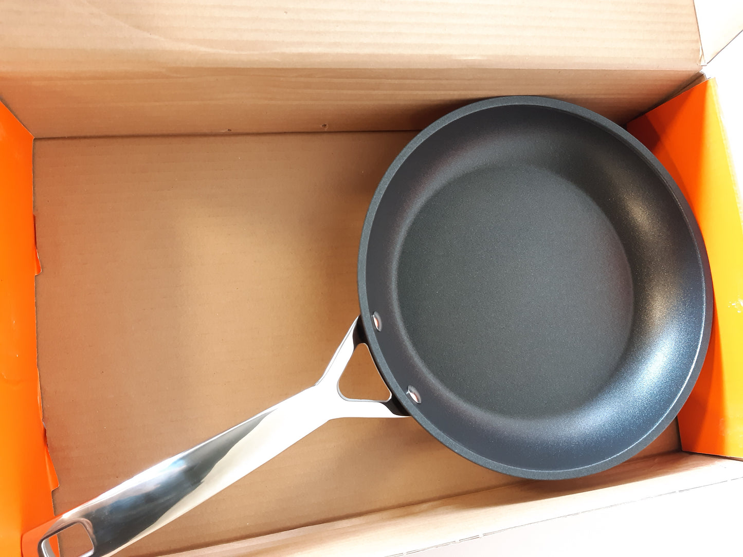 260077 - LE CREUSET - Tigan i sheshtë prej alumini jo-ngjitës, Ø 24 cm, I përshtatshëm për të gjitha llojet e sobave, Antracit/Argjend, 51112240010002
