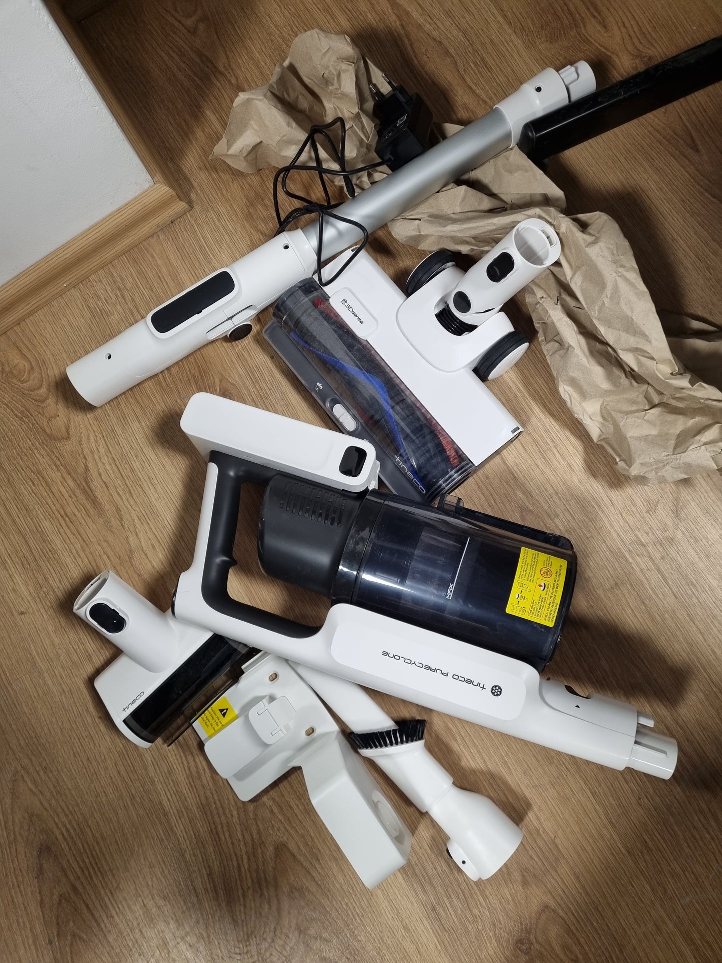 153007 - TINECO PURE ONE A50S Plus Fshesë me Korrent pa Tel, Fuqi Thithjeje 185W, Kohëzgjatje Funksionimi 70 Minuta, Kapacitet Depozite Pluhuri 1L, Furçë 3DSense, Eliminon Lehtësisht Papastërtitë e Mëdha